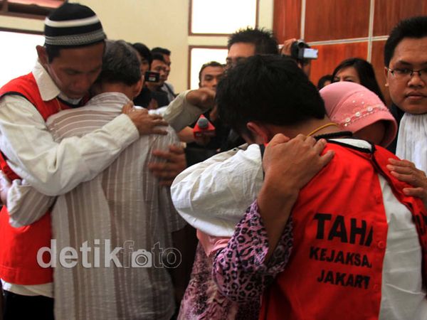 Pembunuh dalam Koper, Satu Dipenjara-Satu Bebas