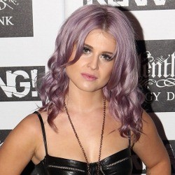 Kelly Osbourne Kesal Payudaranya Kecil