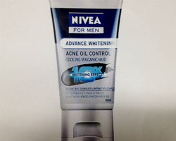 Lumpur Gunung Berapi Jadi Pembersih Wajah Pria