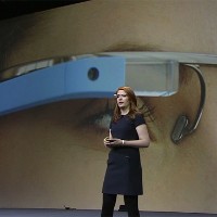 Kacamata Futuristik Google Mulai Dijual 