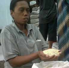 Warga Jombang Kembalikan Raskin Apek Tak Layak Konsumsi