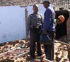 1 Tewas dan 4 Orang Luka Tertimpa Tembok Setinggi 3 Meter