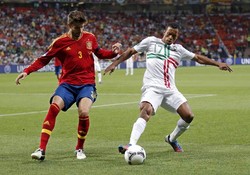 Gerard Pique berebut bola dengan Nani dalam laga yang dihelat di Donbass Arena, Kamis (28/6/2012) dinihari WIB. Reuters/Darren Staples.