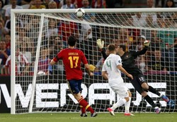 Alvaro Arbeloa berusaha membobol gawang Portugal, tapi usahanya tidak membuahkan hasil. Reuters/Darren Staples.