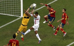 Iker Casillas berhasil menyelamatkan gawangnya dari gempuran pemain Portugal. Reuters/Yves Herman.
