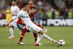 Cristiano Ronaldo melakukan serangan dengan pengawalan ketat Gerard Pique. Reuters/Charles Platiau.