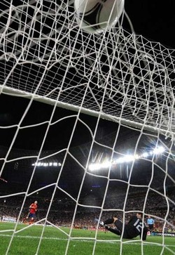 Andres Iniesta sukses menjalankan tugasnya. Sepakannya gagal ditepis oleh Patricio. AFP/Pierre.