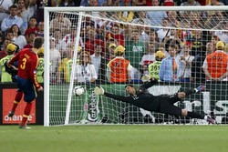 Patricio berusaha menjangkau bola sepakan Gerard Pique. Namun usahanya sia-sia, bola terlalu deras untuk dijangkaunya. Reuters/Darren Staples.