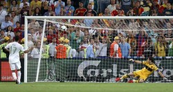 Nani sukses membobol gawang Spanyol. Reuters/Darren Staples