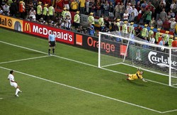 Bruno Alves sebagai penendang keempat gagal menunaikan tugas setelah bola menghantam tiang. Reuters/Yves Herman.