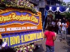 Tempat Kampanye Sebelahan dengan Orang Meninggal, Nara Melayat Dulu