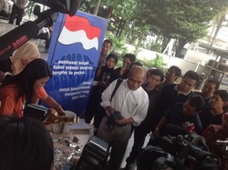 Faisal Basri Temani Anak Serahkan Celengan untuk Bantu Gedung KPK