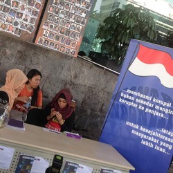 Fahmi Idris Sumbang Cek Rp 5 Juta untuk Gedung KPK