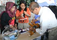 Faisal Basri Serahkan Celengan untuk Gedung KPK