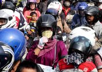 Angkutan Massal Tidak Diurus, Motor Membludak