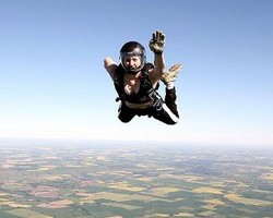  Uji Kenyamanan Bra, Wanita Ini Terjun Dari Ketinggian 4.500 Meter