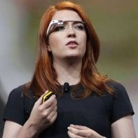 Wanita Cantik di Balik Kacamata Pintar Google