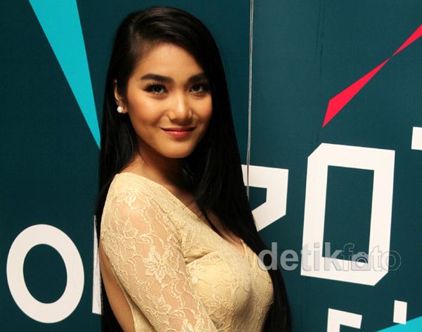 Senyum Menggoda Dominique