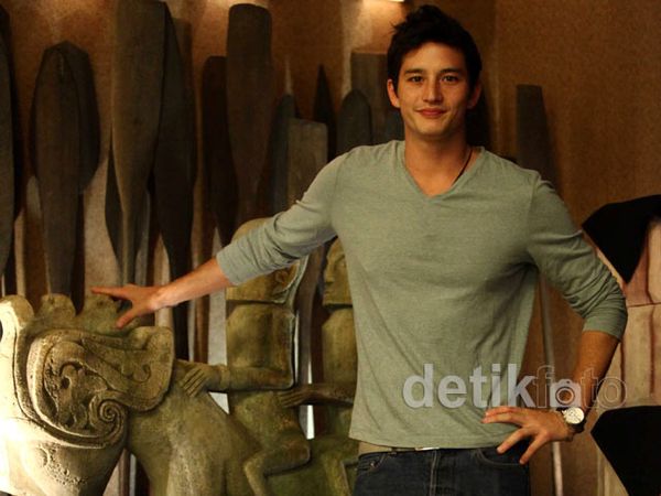 Aihh..Gantengnya Mike Lewis