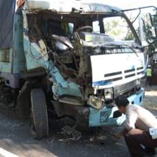 Tabrakan Dua Truk Sempat Macetkan Jalur Pantura Situbondo