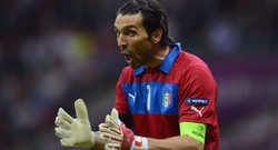 Buffon Sempat Dibuat Marah oleh Lini Belakang Italia