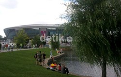 Danau buatan yang terletak di taman Donbass Arena menjadi salah satu tempat nongkrong favorit. Kris Fathoni/detikSport.