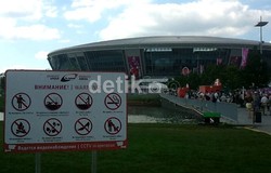 Sejumlah larangan diberlakukan untuk menjaga area taman di Donbass Arena. Kris Fathoni/detikSport.