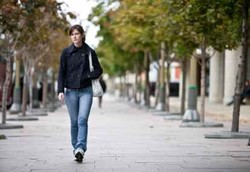 Jalan Kaki Turunkan Risiko Kanker Payudara Hingga 30 Persen