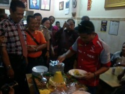 Rayakan HUT Bhayangkara, Polda Sulselbar Potong Tumpeng