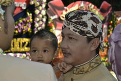 Sambil Gendong Cucu, Soemarmo Sumringah Hadiri Akad Nikah Putranya