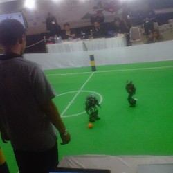 Robot-robot Bermain Bola Hibur Pengunjung Kontes