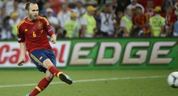 Pentingkan Tim, Iniesta Tak Tertarik Gelar Pemain Terbaik