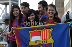 Beberapa penggemar Barcelona membentangkan bendera fans klub Barcelona di Indonesia, FCBI. Senyum merekah, senang melihat Guardiola.