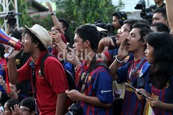 Ini adalah potret fans Barcelona lainnya, sampai membawa megaphone untuk mendengungkan chant bagi pria yang sudah mempersembahkan dua gelar Liga Champions untuk Los Cules itu.