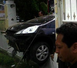 Honda Jazz Tabrak Rumah Dinas Gubernur Sumut