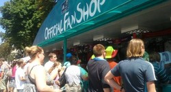 Berburu Pernak-pernik Final di Fan Zone