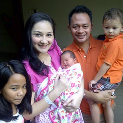 Ini Dia Arti Nama Anak Ketiga Mona Ratuliu