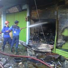 Kebakaran Pasar Krian Berhasil Dijinakkan 10 Unit Damkar