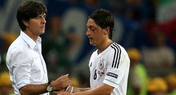 Oezil Dukung Loew Tetap Tangani Die Mannschaft