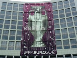 Gambar trofi Henri Delaunay predikat juara Piala Eropa dipampang di Olympic Stadium. Kris Fathoni/detikSport.