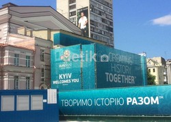 Creating History Together menjadi semboyan dari dua tuan rumah Euro 2012, Polandia dan Ukraina. Kini Spanyol dan Italia juga akan berusaha tercatat dalam sejarah sebagai pemenang Euro 2012. Kris Fathoni/detikSport.