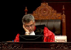 Hakim Konstitusi Akil Mochtar Pimpin Olahraga Panjat Tebing