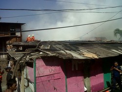 Warga Tanah Abang Berjibaku Selamatkan Harta di Tengah Kobaran Api