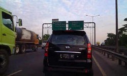  Truk Trailer Tabrak Pembatas Tol JORR, Bintara-Cikunir Macet 2 Km