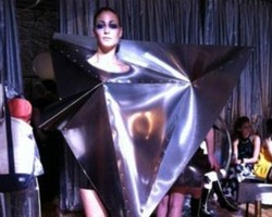 Jadi Figuran di Film Men in Black 3, Karir Model Ini Berakhir 