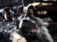 Korban Kebakaran Mencari Barang Sisa