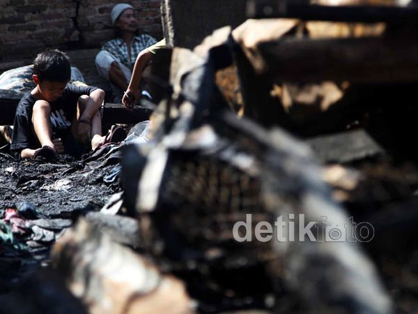Korban Kebakaran Mencari Barang Sisa