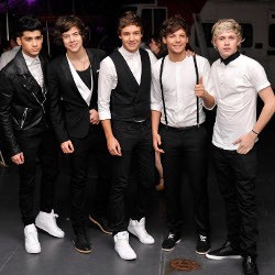 Boyce Avenue Hadiahkan Gitar ke One Direction 