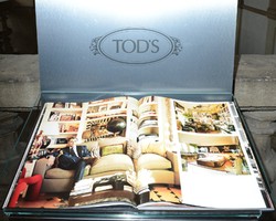 Tods Rilis Buku Kumpulan Foto Gaya Berbusana Pria Italia 