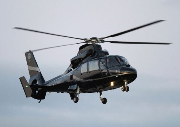 Tom Cruise Naik Helikopter ke Lokasi Syuting